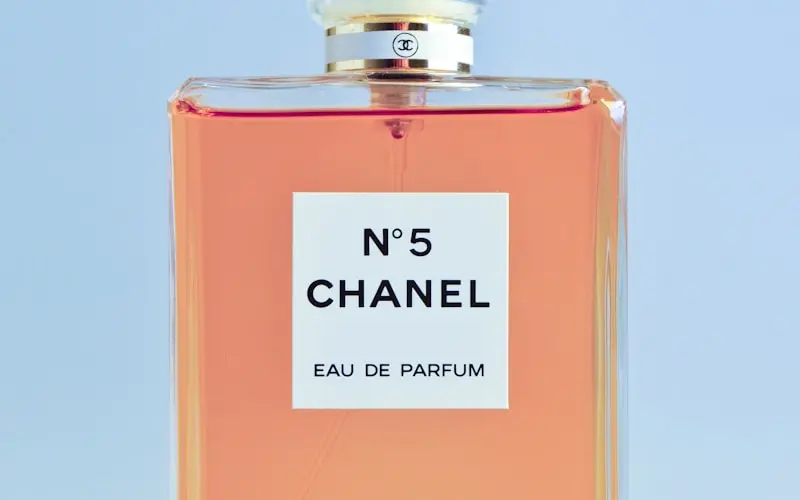 كيف تختارين عطرك المثالي: دليل شامل لعالم العطور