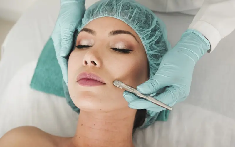 مقشر أحماض الفواكه: فوائده للبشرة وطريقة استخدامه الآمنة